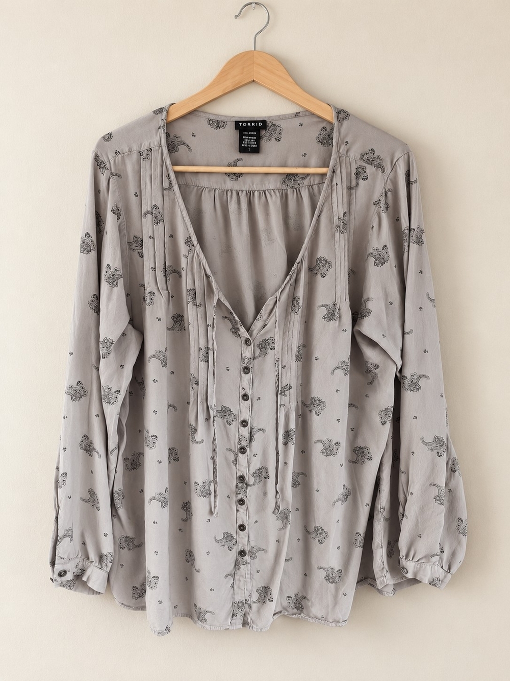 Torrid Size 1 Gray Paisley Print Button Front Rayon Blouse 1X